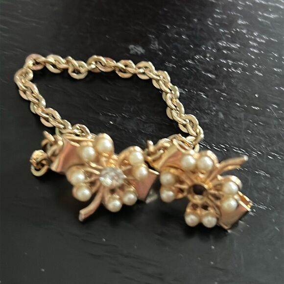 Vintage Unsigned gold tone and floral sweater clip - Picture 5 of 5